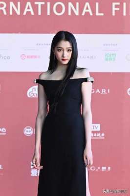 关晓彤惊喜亮相北京国际电影节闭幕红毯，穿黑色露肩长裙又美又飒