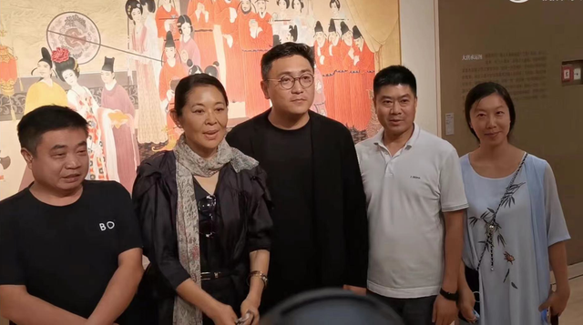 63岁倪萍现身北京看展，获名人陪同众人围观，纯素颜曝光苍老难认