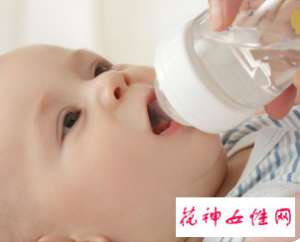 如何让宝宝快速喝奶粉