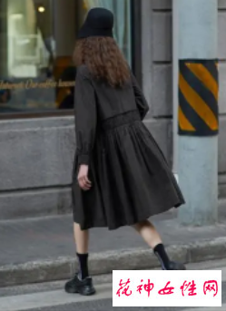 黑色衬衫裙如何搭配鞋子