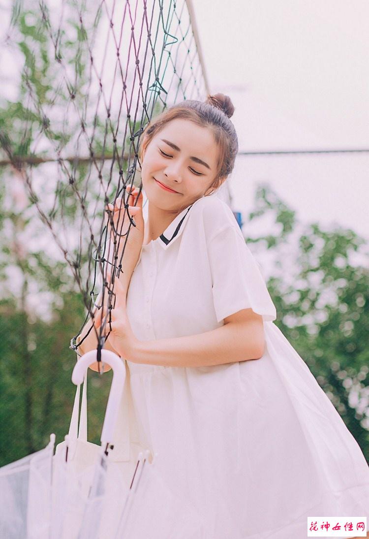 夏天网球场上的丸子头女生图片